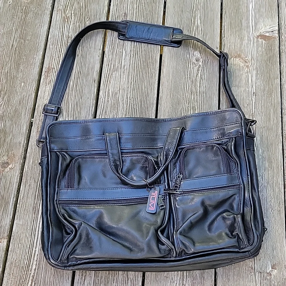 Tumi Leather Expandable Briefcase Lap Top Organizer Shoulder Bag.